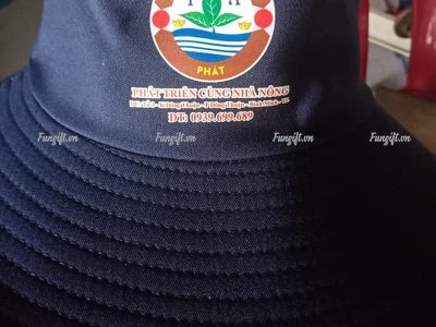 Xưởng may nón tai bèo tặng nông dân