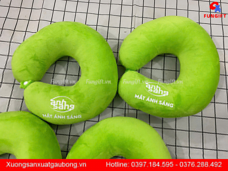 Đặt hàng may gối kê cổ in tên