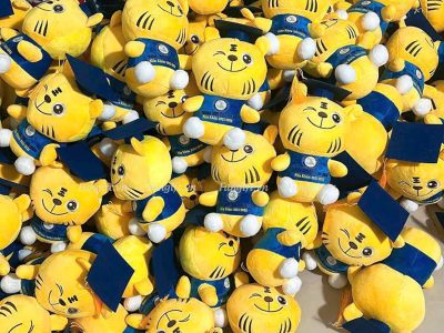 Gấu bông hình hổ con in logo trường làm quà tặng