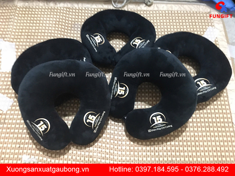 In logo lên gối kê cổ chữ U