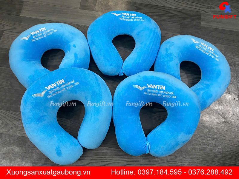 Thêu logo lên gối kê cổ chữ U giá rẻ