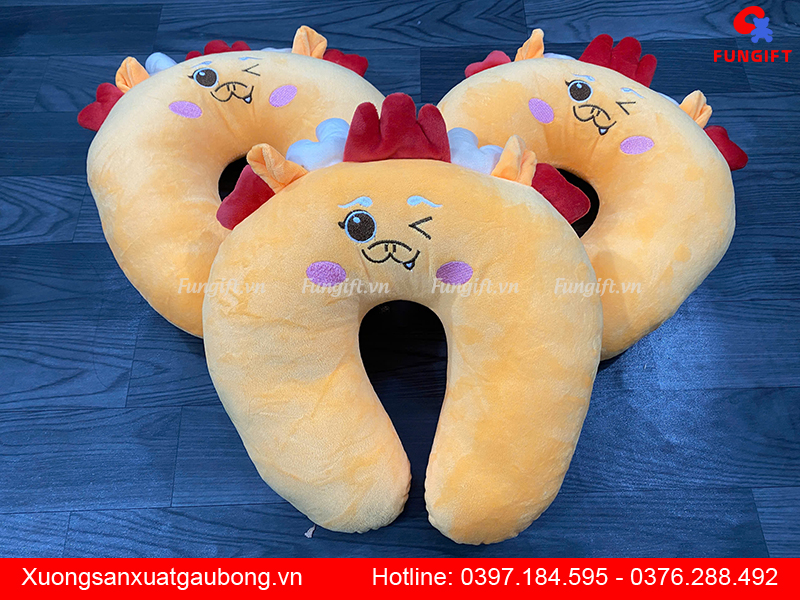 Gối chữ U hình thú thêu logo làm quà tặng du lịch