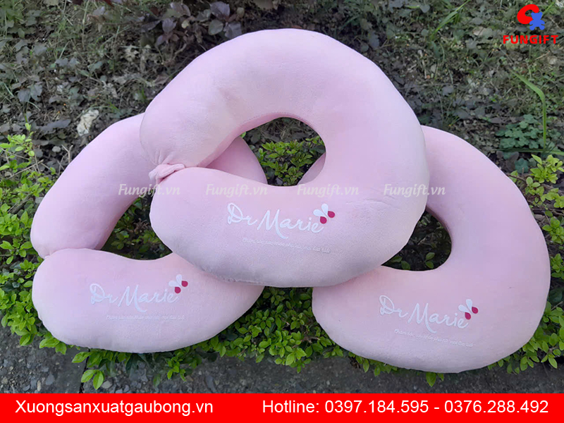 Gối kê cổ chữ U màu hồng in logo