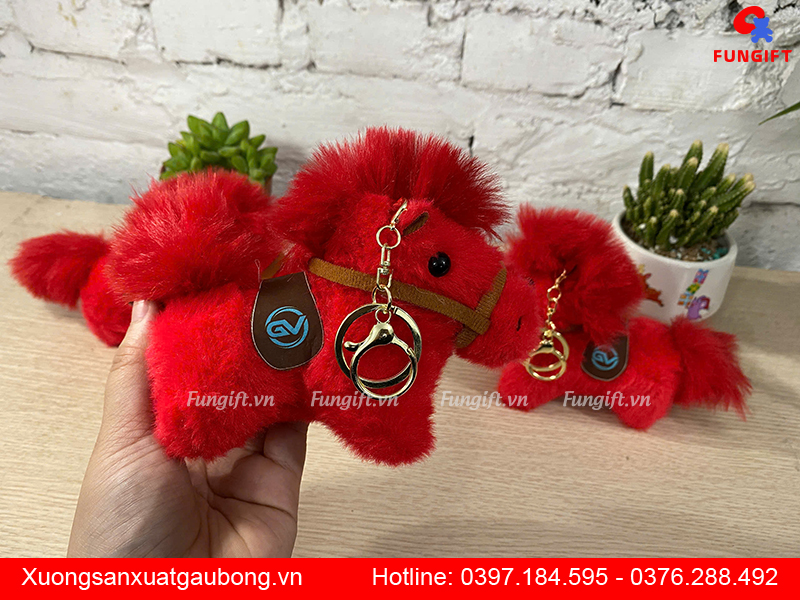 In logo lên móc khóa ngựa đỏ