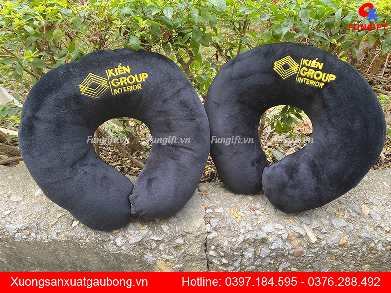 Quà tặng gối U thêu logo công ty