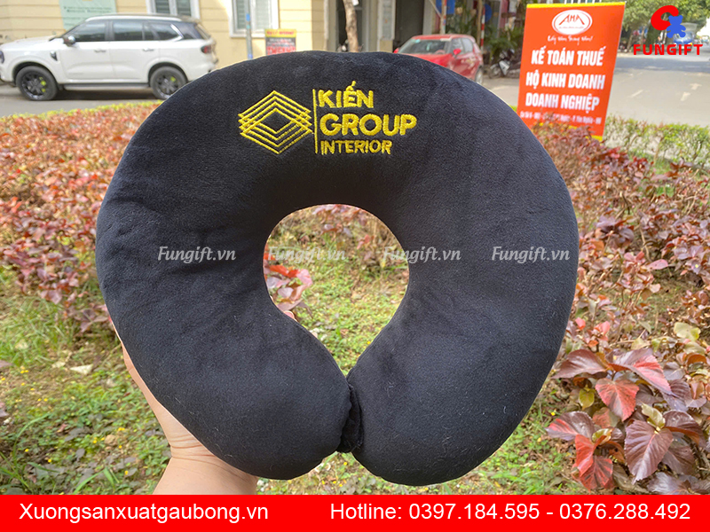 Thêu gối chữ U theo yêu cầu