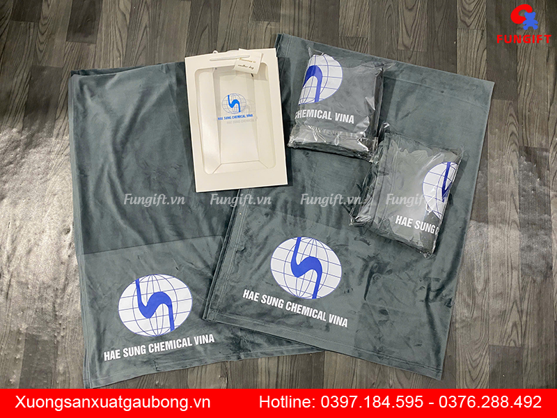 Địa chỉ xưởng in logo chăn văn phòng