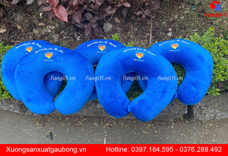 Quà tặng gối U nhồi bông in tên
