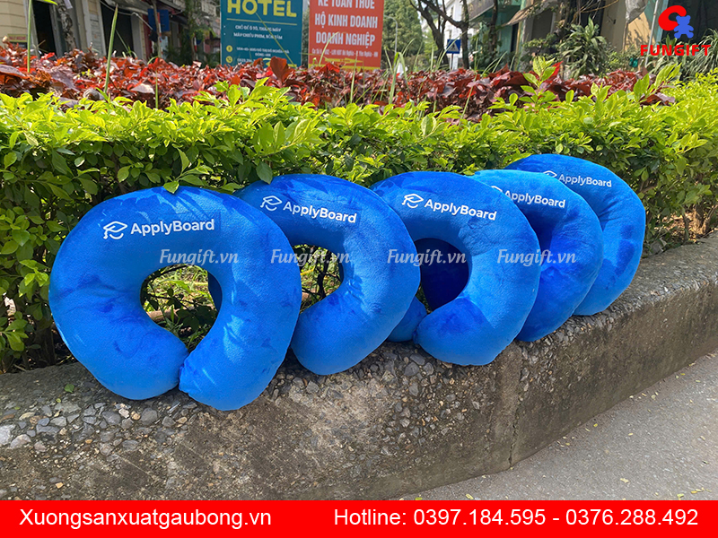 Gối chữ U giá rẻ in thêu logo tại xưởng