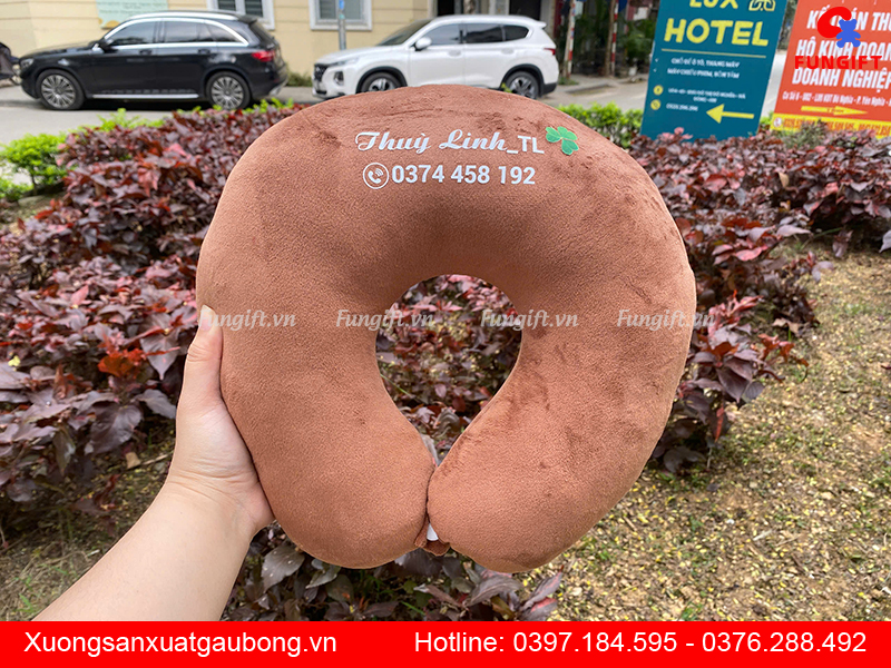 Gối kê cổ chữ U in logo làm quà tặng khách hàng