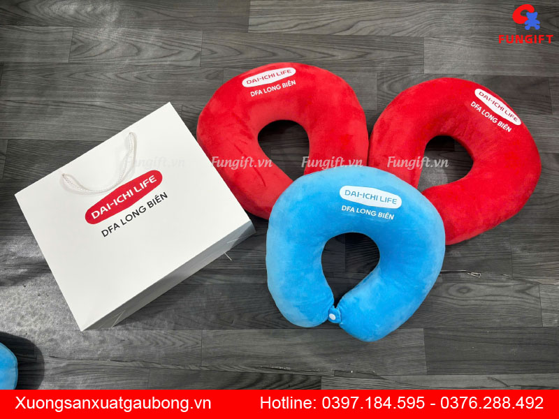 Đặt in gối U kèm túi làm quà tặng