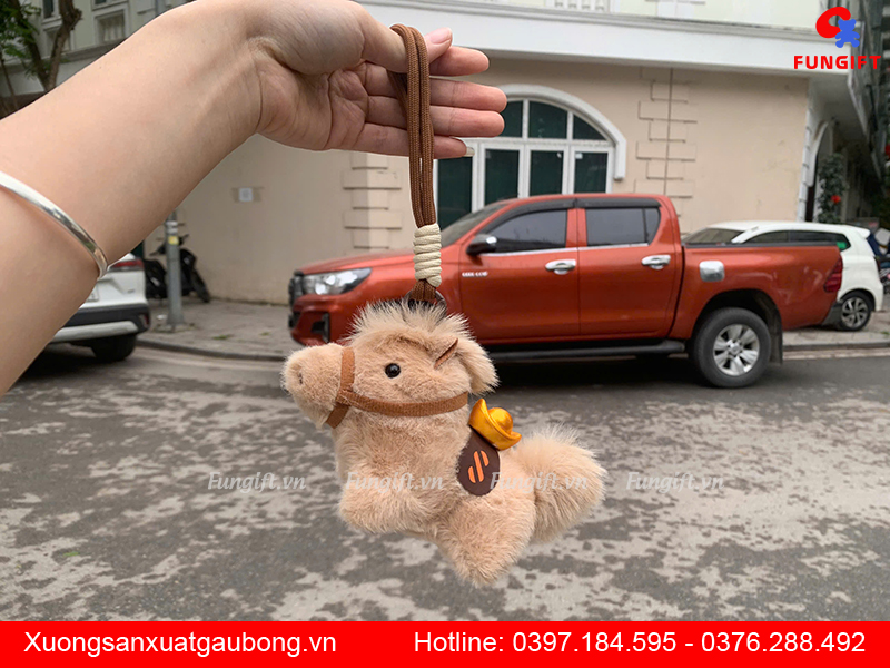In logo ngựa bông móc khóa làm quà tặng