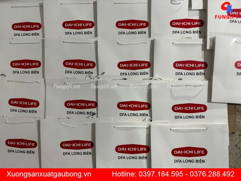 Túi giấy đựng gối U in logo