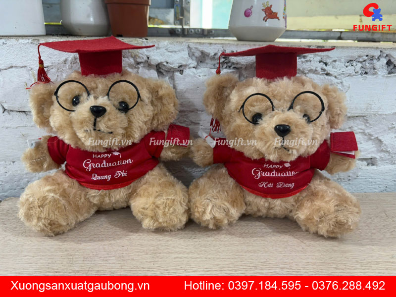 In tên học sinh lên gấu bông tốt nghiệp