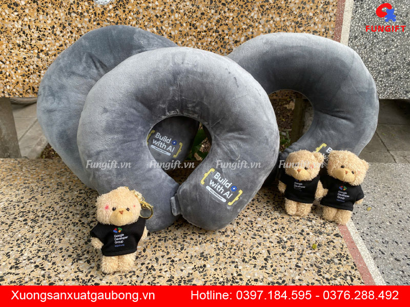 Quà tặng quảng cáo gối kê cổ và gấu bông móc khoá