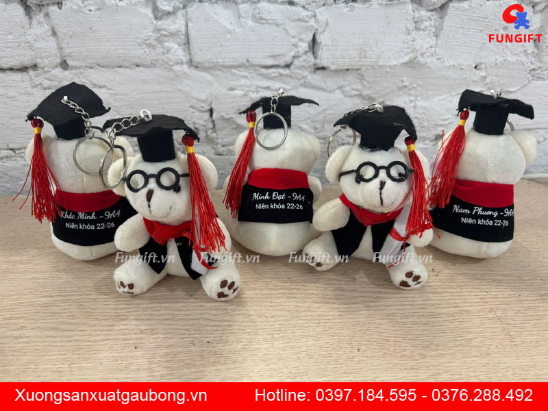 Nhận in gấu cử nhân móc khóa