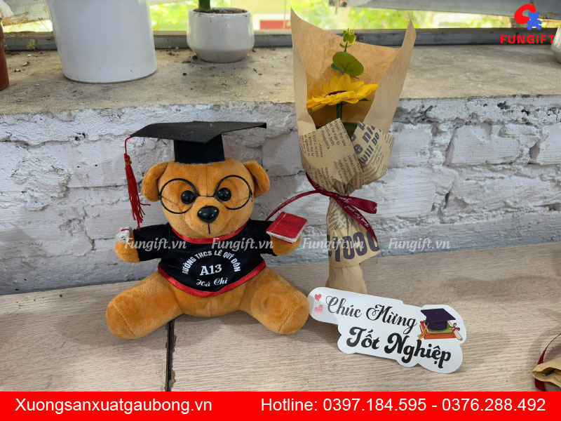 Gấu bông tốt nghiệp in tên, logo trường làm quà tặng trường học