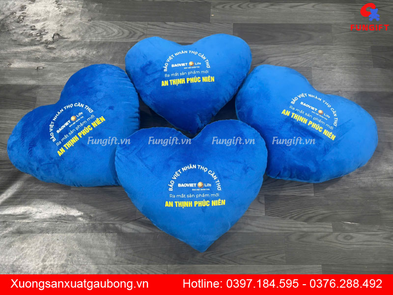 Đặt in gối trái tim theo yêu cầu
