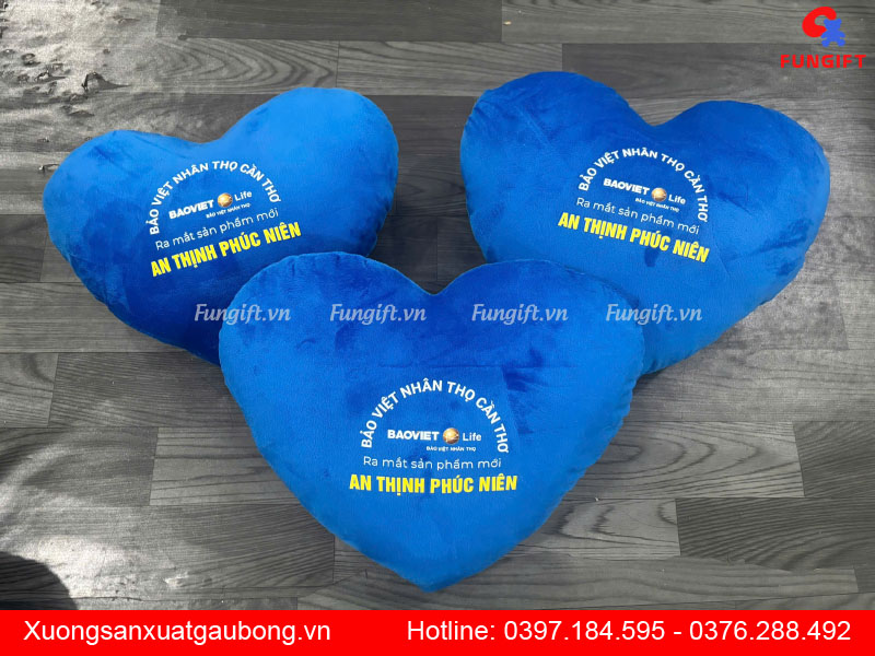 Gối bông trái tim in logo