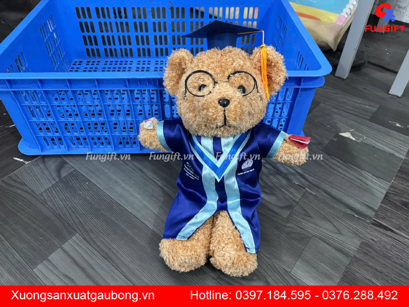 Gấu bông tặng lễ tốt nghiệp in logo, tên theo yêu cầu
