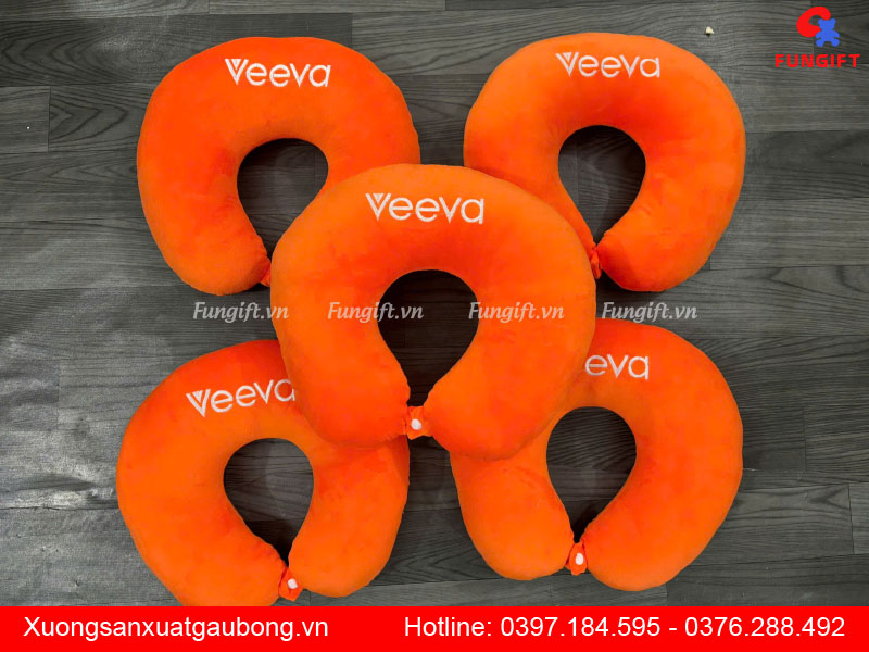 Gối tựa cổ chữ U thêu logo làm quà tặng