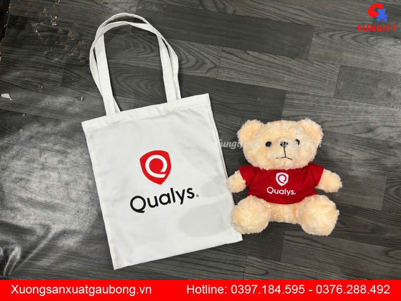 Quà tặng khách hàng gấu bông và túi vải in logo