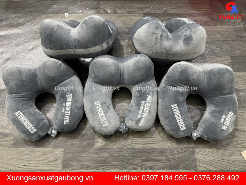 Đặt hàng gối chữ U du lịch thêu