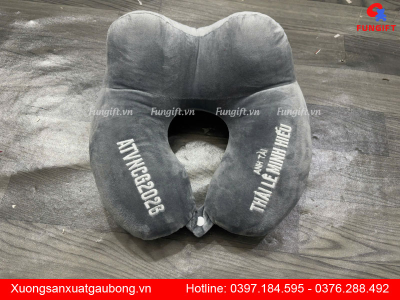 Thêu tên cá nhân lên gối chữ U