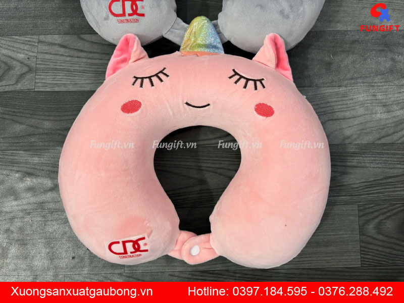Nhận may gối chữ U in logo làm quà tặng