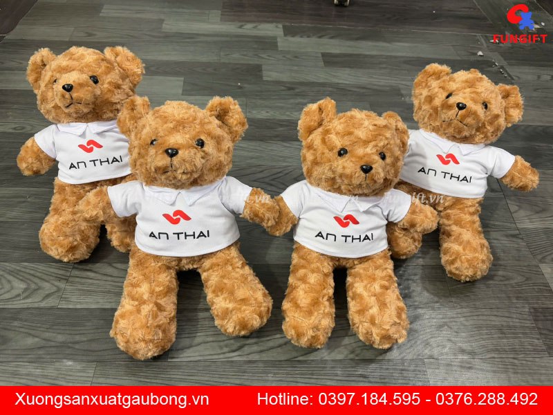 Gấu nhồi bông in logo mặc áo thun trắng