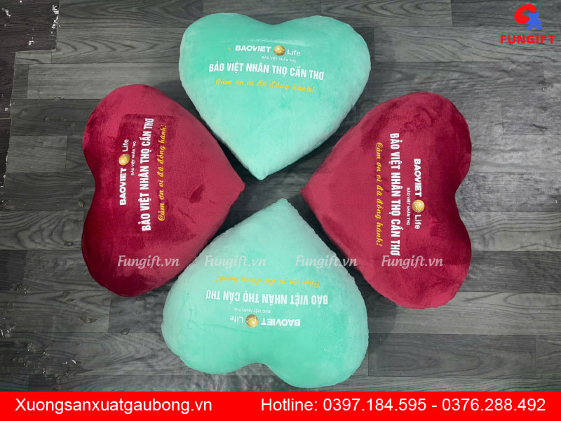 Gối tựa trái tim in logo